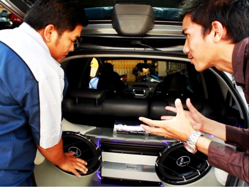 Saya mewawancarai Afat terkait pemasangan Audio Venom di mobil Sarmadi. (FOTO: Ikbal Fanika)